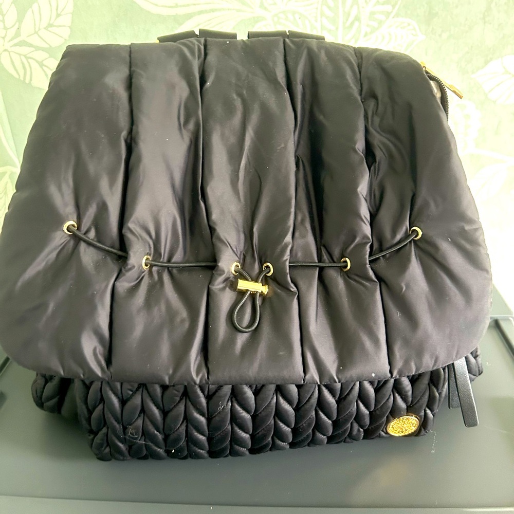 Gently used Happ brand diaper bag. Very spacious with wide opening!